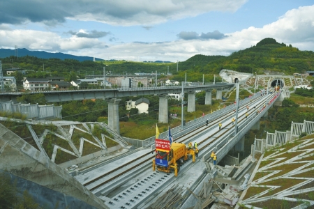 西成客专四川段铺轨 明年成都到西安3小时_天