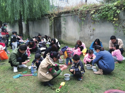 图片新闻:菜园DIY 教孩子们取土种菜