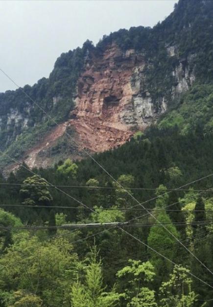 4月5日晨,眉山洪雅县柳江镇赵河村13组铁匠湾发生山体崩塌自然灾害