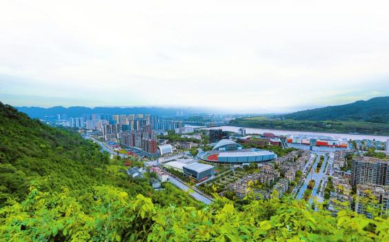 蓝天白云下,青山环抱中的雅安城区.