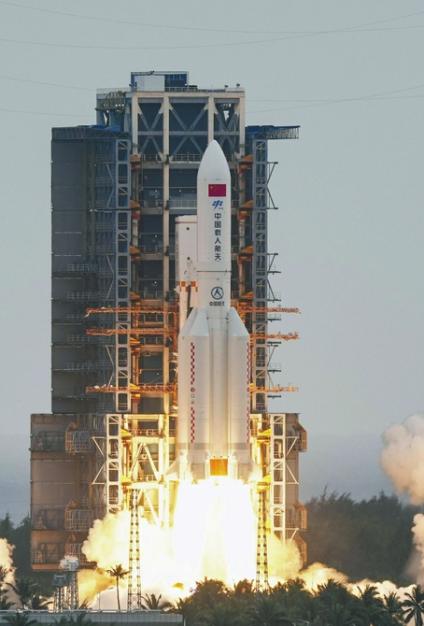 搭载中国空间站天和核心舱的长征五号b遥二运载火箭发射升空.