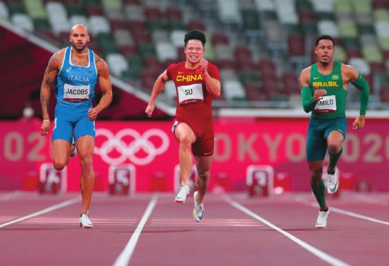 苏炳添半决赛撞线一瞬.