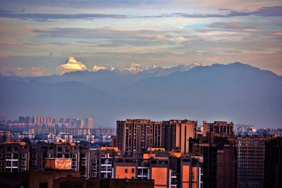 生态环境部部长点赞成都空气质量:在成都能拍到百公里外的贡嘎雪山